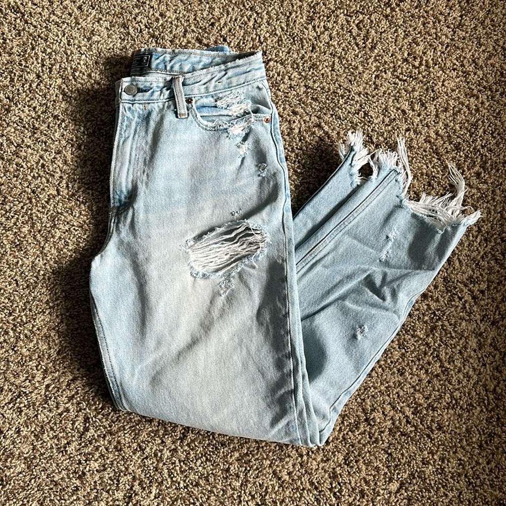 Abercrombie & Fitch Light Wash High Rise Mom Jeans Size 8/29